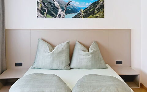 Das Maridl: Interieur Ontwerp, Slaapkamer, Hout, Bed, Meubilair, Verdieping, Flooring, Laken, Kamer, Bedding