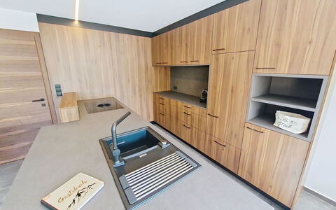 Das Maridl: Flooring, Hout, Interieur Ontwerp, Verdieping, Countertop, Meubilair, Cabinetry, Keuken, Plafond, Houten Vloer