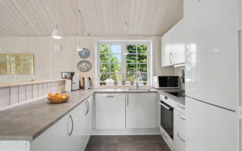 Heidrun - 400M from the Sea: Keuken, Countertop, Flooring, Hout, Major Appliance, Toestel Van De Keuken, Interieur Ontwerp, Plafond, Verdieping, Wastafel