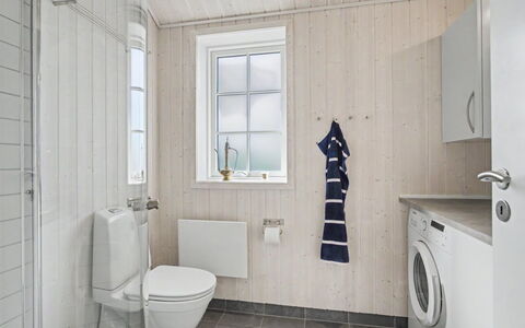 Heidrun - 400M from the Sea: Muur, Flooring, Verdieping, Hout, Loodgieterswerkinrichting, Toilet, Badkamer, Wastafel, Wc Bril, Loodgieter
