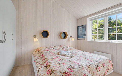 Heidrun - 400M from the Sea: Hout, Plafond, Slaapkamer, Interieur Ontwerp, Flooring, Verdieping, Laken, Bed, Linens, Huis