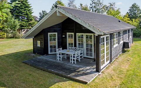 Heidrun - 400M from the Sea: Verblijf, Schaduw, Hardwood, Veranda, Garden Gebouwen, Plank, Siding, Toevlucht, Outdoor Structuur, Blokhut
