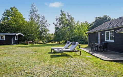 Heidrun - 400M from the Sea: Huis, Huis, Verblijf, Struik, Gazon, Tuin, Landgoed, Schaduw, Landscaping, Werf