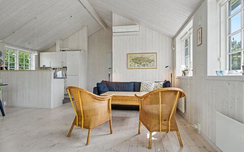 Heidrun - 400M from the Sea: Meubilair, Interieur Ontwerp, Flooring, Plafond, Verdieping, Stoel, Kamer, Verlichting, Tafel, Keuken En Eettafel