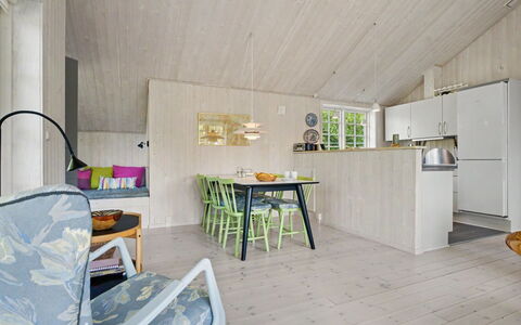 Heidrun - 400M from the Sea: Meubilair, Interieur Ontwerp, Flooring, Plafond, Verdieping, Stoel, Kamer, Verlichting, Tafel, Keuken En Eettafel