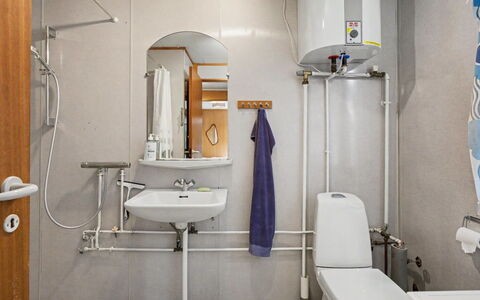 Karelia - 900M from the Sea: Loodgieterswerkinrichting, Wc Bril, Badkamer, Flooring, Wastafel, Interieur Ontwerp, Toilet, Verdieping, Wastafel In De Badkamer, Loodgieter