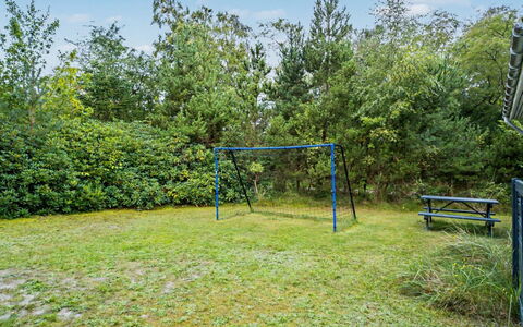 Karelia - 900M from the Sea: Blauw, Struik, Tuin, Gazon, Schaduw, Landscaping, Park, Werf, Backyard