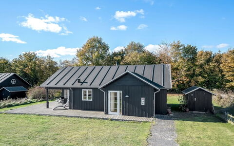Gunda - 150M from the Sea: Gras, Dak, Huis, Huis, Verblijf, Siding, Land Lot, Garden Gebouwen, Gazon, Landgoed