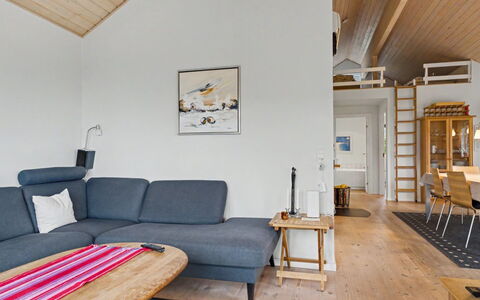 Gunda - 150M from the Sea: Hout, Flooring, Meubilair, Interieur Ontwerp, Plafond, Verdieping, Kamer, Huis, Woonkamer, Stoel