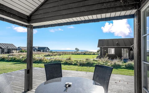 Gunda - 150M from the Sea: Dak, Verblijf, Huis, Huis, Land Lot, Deur, Siding, Veranda, Landgoed, Schaduw