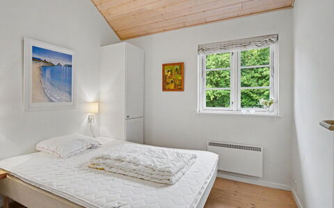 Gunda - 150M from the Sea: Interieur Ontwerp, Hout, Bed, Slaapkamer, Verdieping, Flooring, Plafond, Meubilair, Huis, Bed Frame