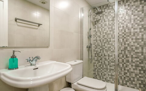 Sa Serra: Badkamer, Wc Bril, Loodgieterswerkinrichting, Toilet, Flooring, Interieur Ontwerp, Verdieping, Wastafel In De Badkamer, Wastafel, Loodgieter