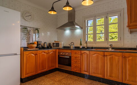 Sa Serra: Keuken, Toestel Van De Keuken, Major Appliance, Countertop, Cabinetry, Interieur Ontwerp, Hout, Fornuis, Huishoudapparatuur, Flooring