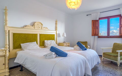 Sa Serra: Slaapkamer, Bed, Meubilair, Laken, Bedding, Verdieping, Bed Frame, Appartement, Nachtkastje, Toevlucht