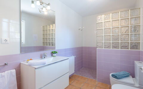 Aurea: Badkamer, Flooring, Loodgieterswerkinrichting, Interieur Ontwerp, Verdieping, Badkamerkast, Kraan, Loodgieter, Tegel, Wastafel