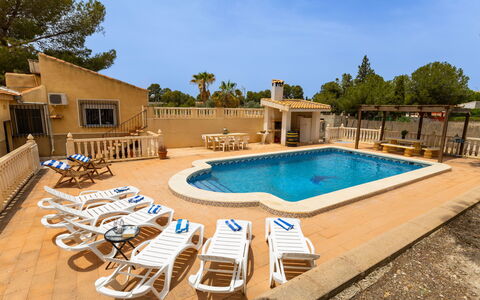 Aurea: Toevlucht, Balkon, Landgoed, Buitenmeubels, Schaduw, Hotel, Villa, Badplaats, Zwembad