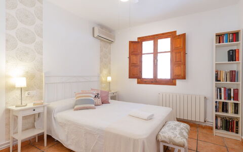 Aurea: Meubilair, Bed, Slaapkamer, Interieur Ontwerp, Hout, Flooring, Verdieping, Plafond, Laken, Kamer