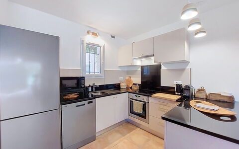 Casa San Ciprianu: Toestel Van De Keuken, Keuken, Major Appliance, Countertop, Interieur Ontwerp, Meubilair, Cabinetry, Fornuis, Flooring, Huishoudapparatuur