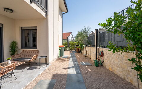 Le Vito: Woongebied, Huis, Flagstone, Samengesteld Materiaal, Tuin, Beton, Oprit, Schaduw, Gang, Landscaping