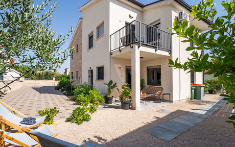 Le Vito: Woongebied, Facade, Huis, Huis, Deur, Landgoed, Schaduw, Balkon, Oprit, Voorstad