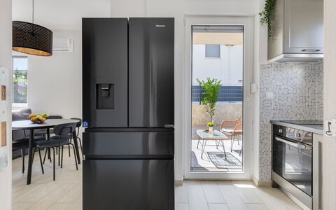Le Vito: Major Appliance, Toestel Van De Keuken, Interieur Ontwerp, Koelkast, Flooring, Keuken, Huishoudapparatuur, Houten Vloer, Plank, Stellingen