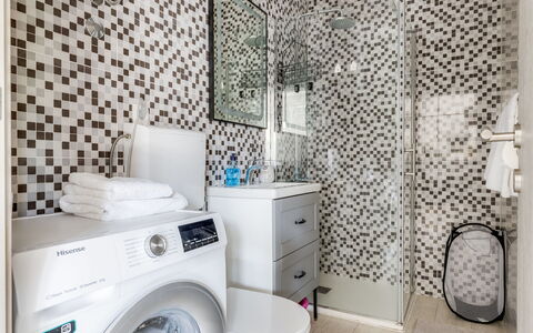 Le Vito: Interieur Ontwerp, Muur, Flooring, Verdieping, Badkamer, Loodgieterswerkinrichting, Meubilair, Huis, Tegel, Badkamerkast
