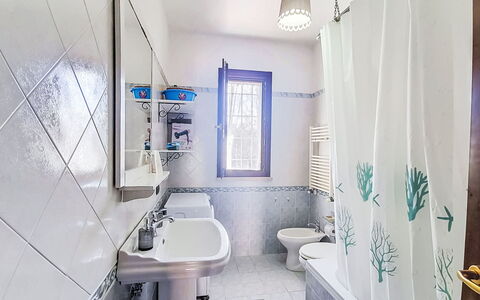Il Giardino di Anzio: Blauw, Badkamer, Loodgieterswerkinrichting, Flooring, Interieur Ontwerp, Verdieping, Kraan, Wastafel, Loodgieter, Toilet