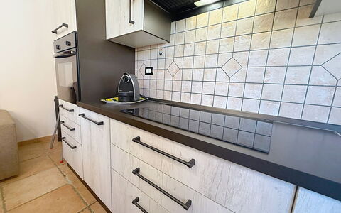 Alpamar: Keuken, Countertop, Flooring, Fornuis, Verdieping, Interieur Ontwerp, Toestel Van De Keuken, Tegel, Major Appliance, Cabinetry