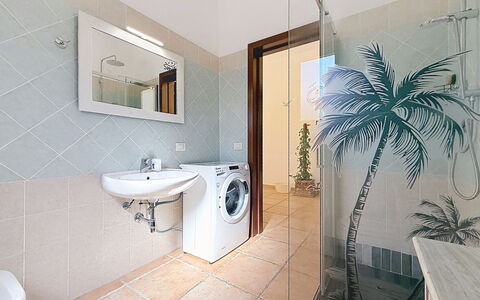 Alpamar: Flooring, Verdieping, Interieur Ontwerp, Loodgieterswerkinrichting, Muur, Plafond, Badkamer, Kamer, Verlichting, Wasmachine
