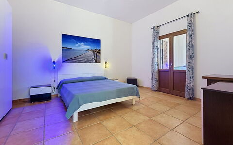 Alpamar: Flooring, Verdieping, Interieur Ontwerp, Plafond, Meubilair, Kamer, Appartement, Bed, Slaapkamer, Stoel