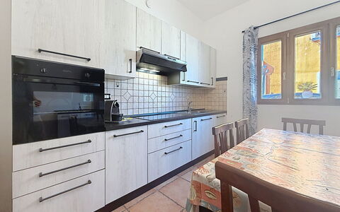 Alpamar: Keuken, Countertop, Flooring, Toestel Van De Keuken, Major Appliance, Interieur Ontwerp, Cabinetry, Verdieping, Kamer, Huis