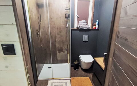Worławki 100: Hout, Flooring, Verdieping, Loodgieterswerkinrichting, Badkamer, Loodgieter, Kamer, Toilet, Tegel, Spiegel