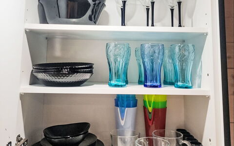 Worławki 100: Stellingen, Plank, Tableware, Meubilair, Serveware, Dishware, Keuken, Kast, Cabinetry