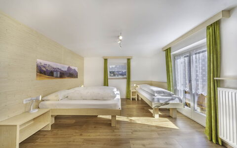 Chalet Dumbria Dolomites: Slaapkamer, Hardwood, Beits, Bed, Bed Frame, Hotel, Glacial Landform, Houten Vloer, Bedding, Alpen
