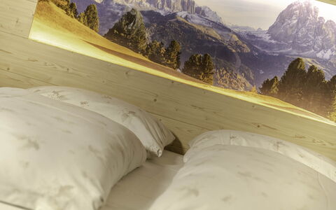Chalet Dumbria Dolomites: Slaapkamer, Bergketen, Bedding, Laken, Bed, Linens, Hoofdkussen, Bed Frame, Alpen, Ridge