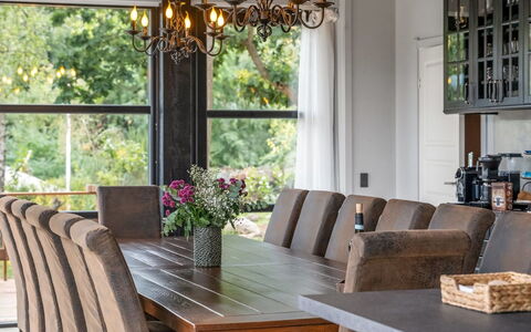 Geeske - 1.1Km from the Sea: Meubilair, Interieur Ontwerp, Hout, Tafel, Eetkamer, Flooring, Kroonluchter, Keuken En Eettafel, Stoel, Plafond