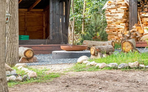 Geeske - 1.1Km from the Sea: Hout,  Felsen\, Tuin, Trunk, Backyard, Natuurlijk Materiaal, Landscaping, Hardwood, Timmerhout