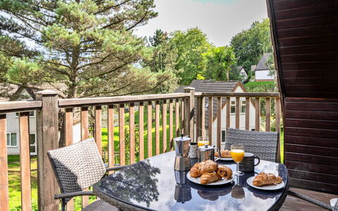 Daisy Valley Lodge: Meubilair, Buitenmeubels, Stoel, Buitentafel, Dek, Veranda, Hek, Hardwood, Tuin, Leuning