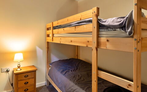 Daisy Valley Lodge: Bed, Slaapkamer, Hout, Flooring, Bedding, Interieur Ontwerp, Verdieping, Laken, Meubilair, Kamer