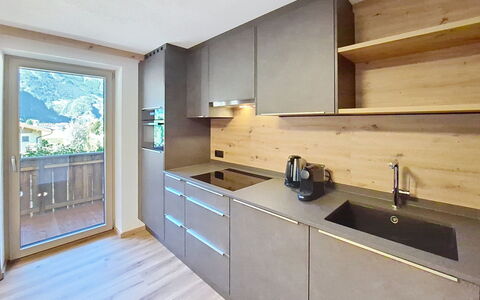 Mayrhofen 44: Keuken, Flooring, Hout, Countertop, Interieur Ontwerp, Cabinetry, Huis, Verdieping, Huishoudapparatuur, Kamer