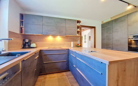 Ferienhaus Lanzinger: Flooring, Hout, Keuken, Countertop, Interieur Ontwerp, Plafond, Meubilair, Verdieping, Cabinetry, Toestel Van De Keuken