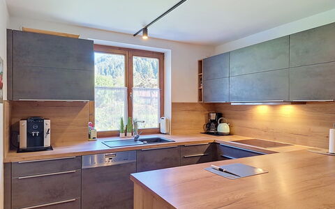 Ferienhaus Lanzinger: Flooring, Countertop, Keuken, Hout, Interieur Ontwerp, Meubilair, Cabinetry, Toestel Van De Keuken, Verdieping, Lichte Inrichting