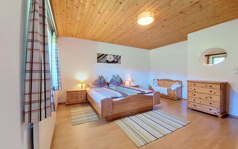 Ferienhaus Lanzinger: Hout, Interieur Ontwerp, Plafond, Meubilair, Verdieping, Flooring, Kamer, Bed, Huis, Slaapkamer