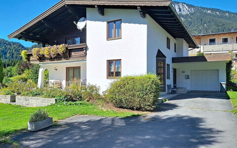 Ferienhaus Lanzinger: Gebouw, Huis, Dak, Struik, Huis, Woongebied, Verblijf, Menselijke Nederzetting, Landelijk Gebied