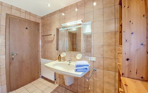 Ferienhaus Lanzinger: Badkamer, Flooring, Loodgieterswerkinrichting, Interieur Ontwerp, Verdieping, Wastafel In De Badkamer, Loodgieter, Plafond, Kraan, Kamer