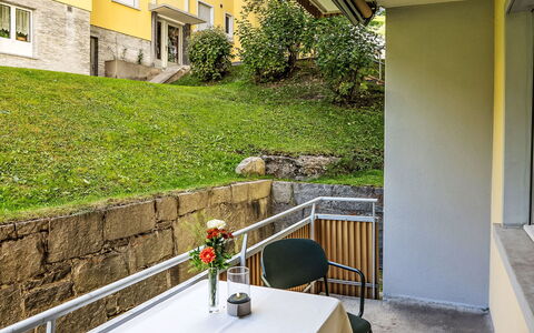 Chesa Salet: Appartement, Schaduw, Kamerplant, Balkon