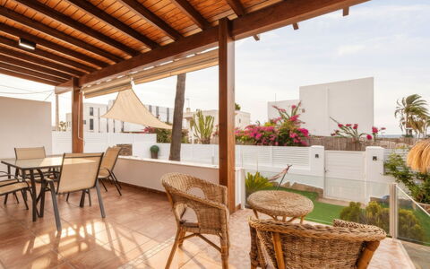 Rompeolas: Struik, Huis, Woongebied, Huis, Tuin, Schaduw, Werf, Binnenplaats, Bloempot