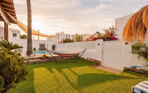 Rompeolas: Struik, Huis, Woongebied, Huis, Tuin, Schaduw, Werf, Binnenplaats, Bloempot