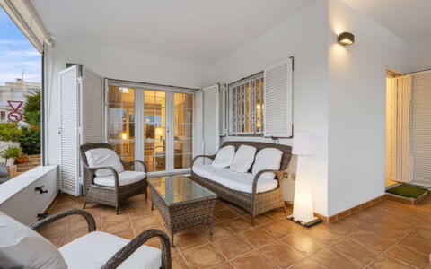 Rompeolas: Struik, Huis, Woongebied, Huis, Tuin, Schaduw, Werf, Binnenplaats, Bloempot