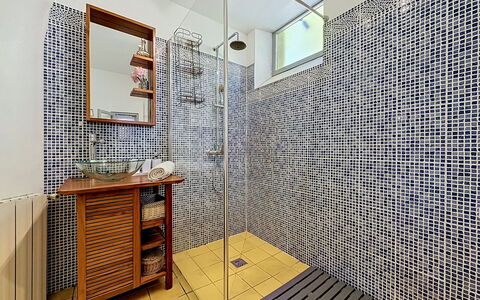 Chateau de la Favède: Badkamer, Flooring, Loodgieterswerkinrichting, Interieur Ontwerp, Verdieping, Tegel, Loodgieter, Mozaïek, Kraan, Samengesteld Materiaal